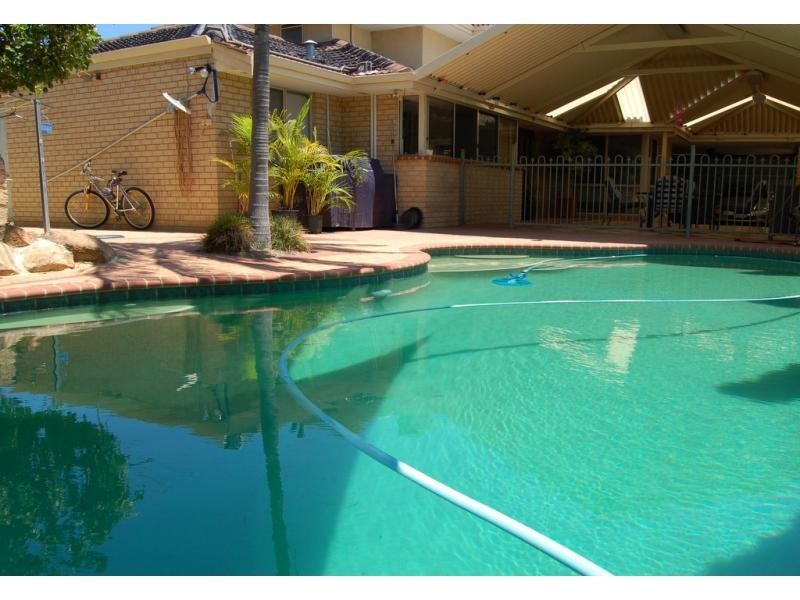 33 Almadine, Carine WA 6020