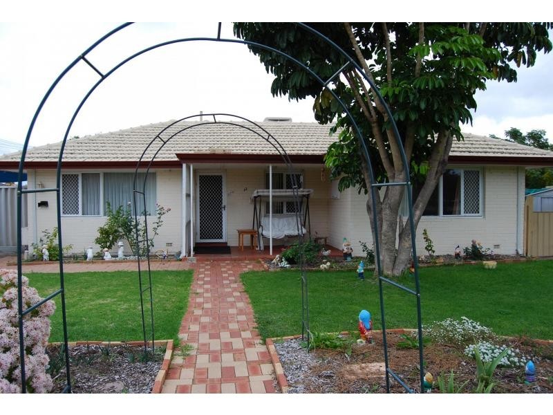 33 Braithwaite Road, Lockridge WA 6054