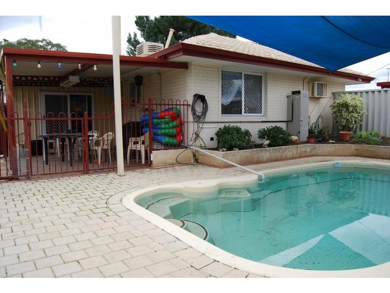 33 Braithwaite Road, Lockridge WA 6054