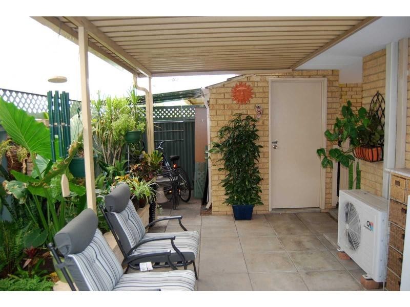 Duplex UNIT 4/10 Farnaby Lane, Beckenham WA 6107