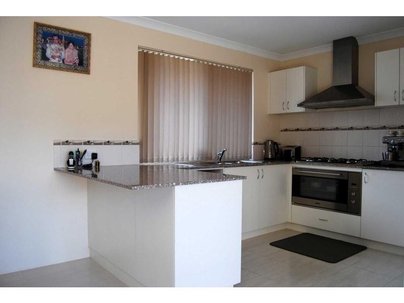 40 Lenihan Corner, Wattle Grove WA 6107