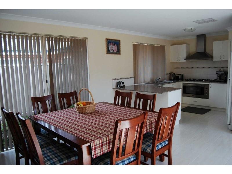 40 Lenihan Corner, Wattle Grove WA 6107