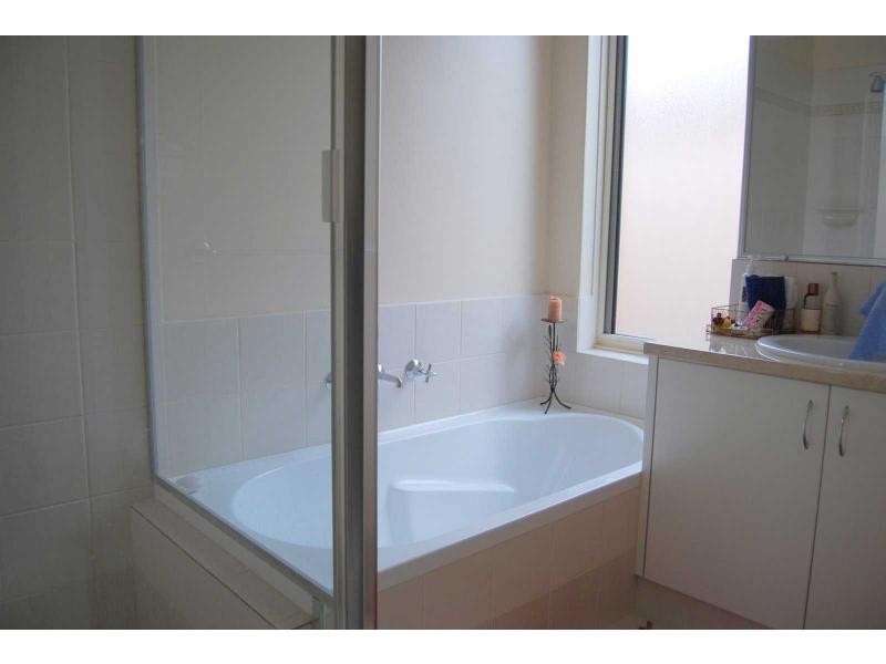 40 Lenihan Corner, Wattle Grove WA 6107