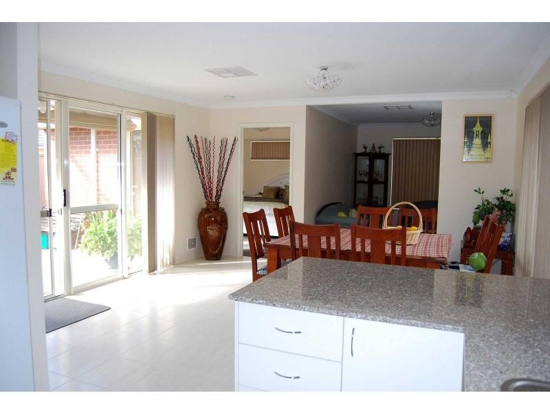 40 Lenihan Corner, Wattle Grove WA 6107