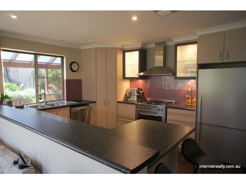 32 Peregrine Drive, Kingsley WA 6026