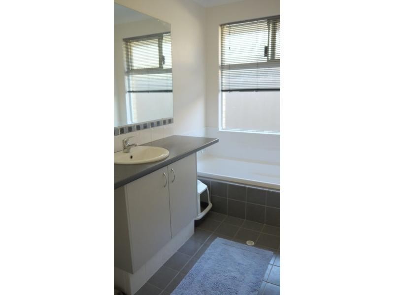 5 Berlin Drive, Hocking WA 6065