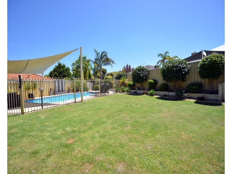 25 Denfield Rise, Carramar WA 6031