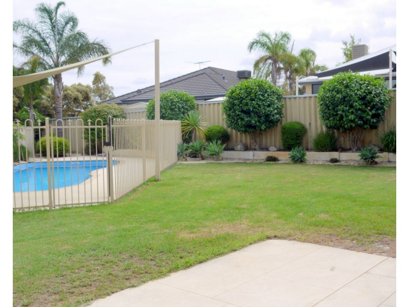 25 Denfield Rise, Carramar WA 6031