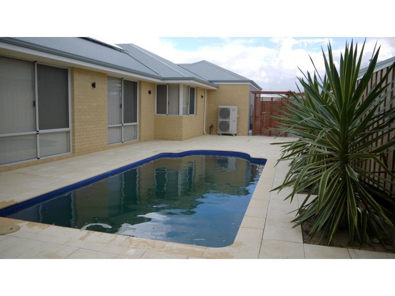 8 Lunar Street, Yanchep WA 6035