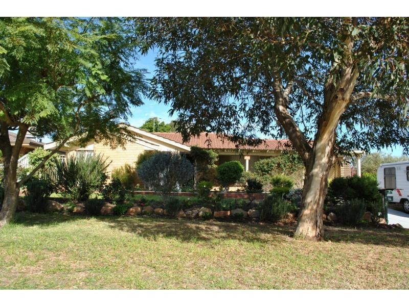 16 REYNOLDS Drive, Swan View WA 6056