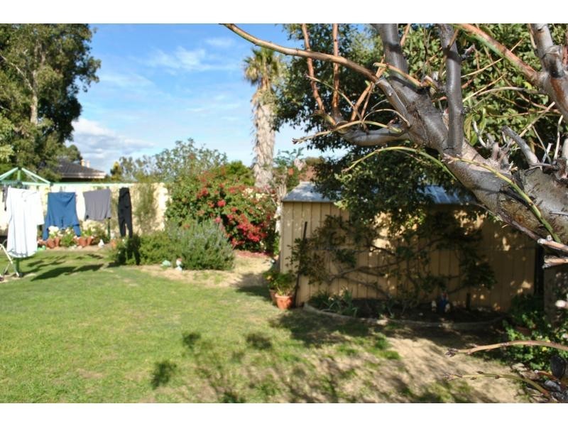 16 REYNOLDS Drive, Swan View WA 6056