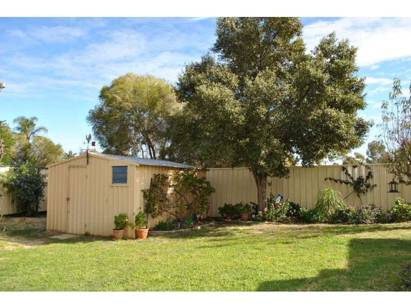 16 REYNOLDS Drive, Swan View WA 6056