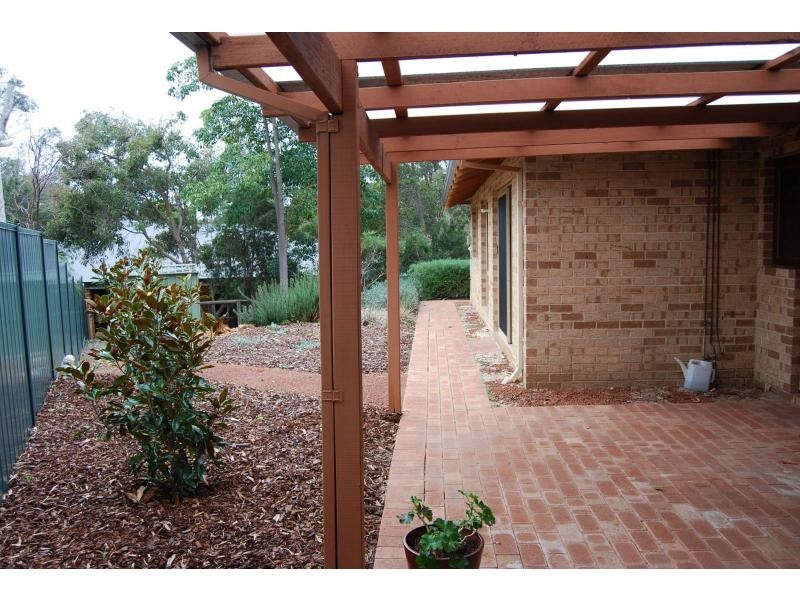 8 Cockatoo Drive, Mundaring WA 6073