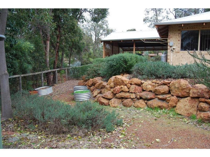 8 Cockatoo Drive, Mundaring WA 6073