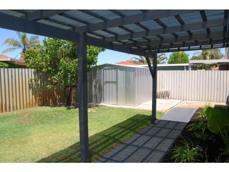8 Warman Court, Leeming WA 6149
