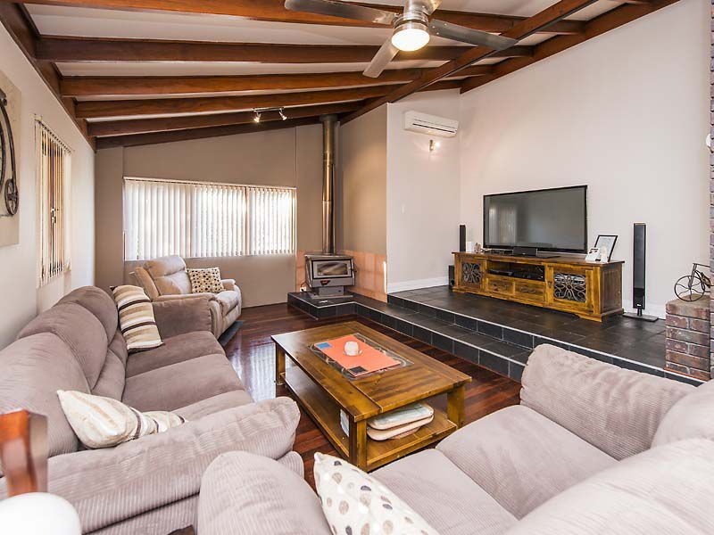 26 Holly Way East, Kalamunda WA 6076