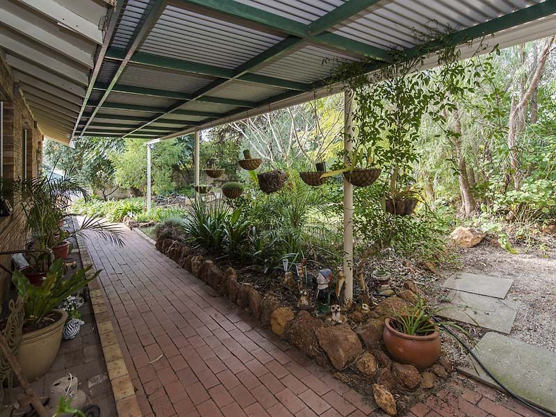 26 Holly Way East, Kalamunda WA 6076