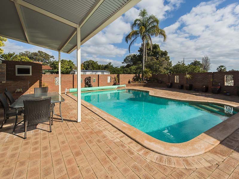 26 Holly Way East, Kalamunda WA 6076