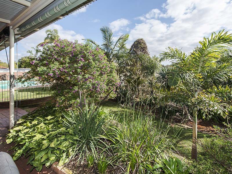 26 Holly Way East, Kalamunda WA 6076