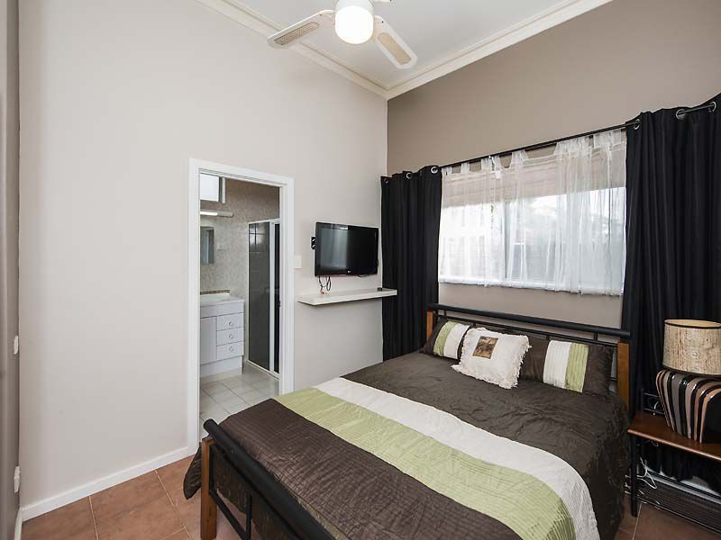 26 Holly Way East, Kalamunda WA 6076