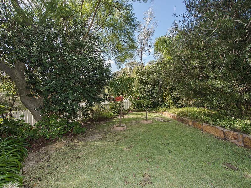 26 Holly Way East, Kalamunda WA 6076