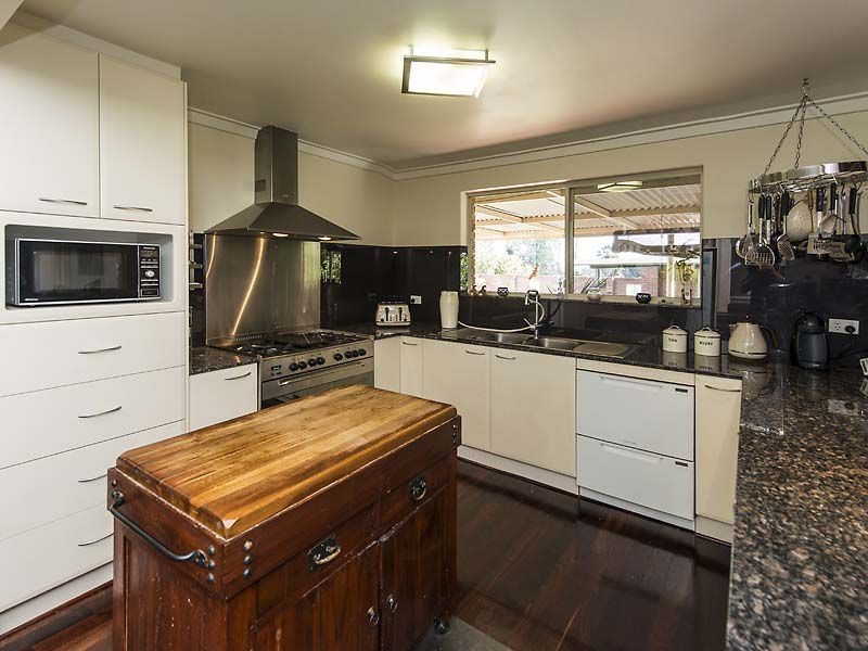 26 Holly Way East, Kalamunda WA 6076