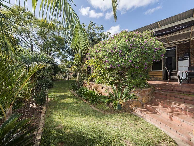 26 Holly Way East, Kalamunda WA 6076