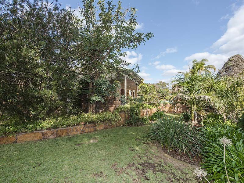 26 Holly Way East, Kalamunda WA 6076