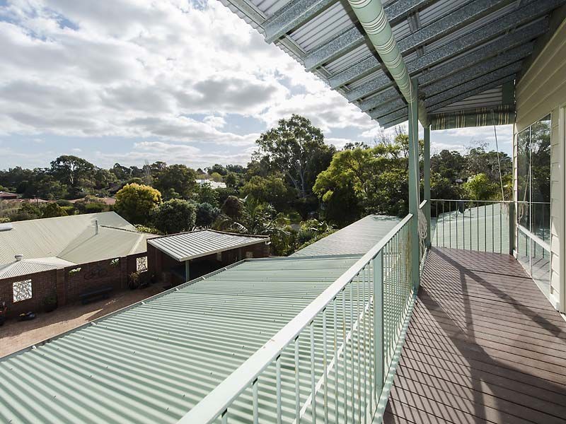 26 Holly Way East, Kalamunda WA 6076