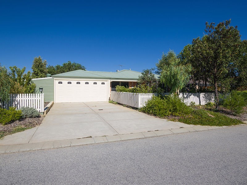 15 Lombardy Crescent, Caversham WA 6055