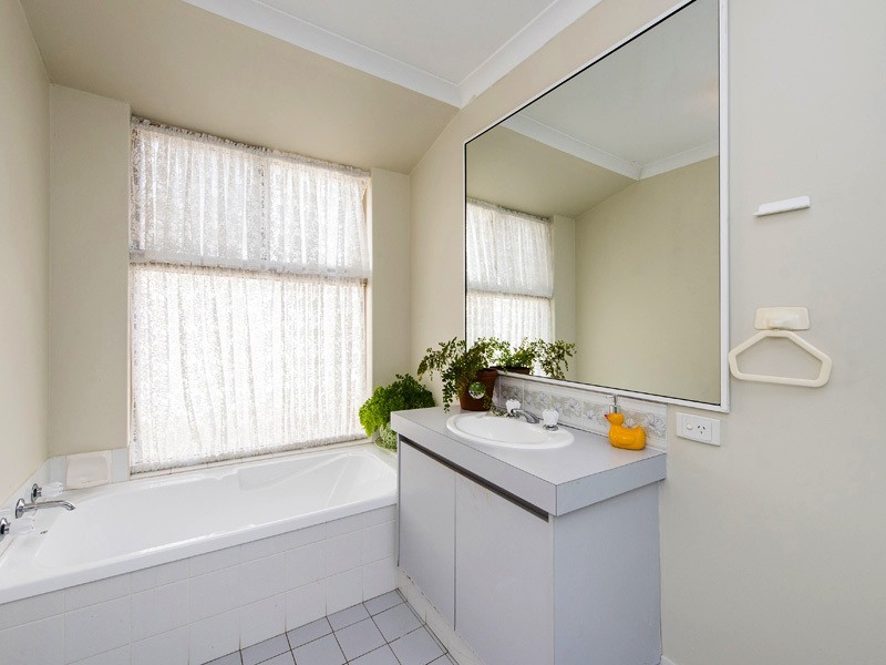 21 Firetail Ct, Seville Grove WA 6112