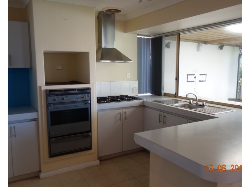 6 Rawlinson Dr, Marangaroo WA 6064