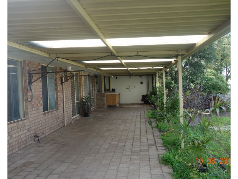 6 Rawlinson Dr, Marangaroo WA 6064