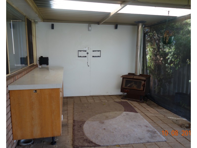 6 Rawlinson Dr, Marangaroo WA 6064