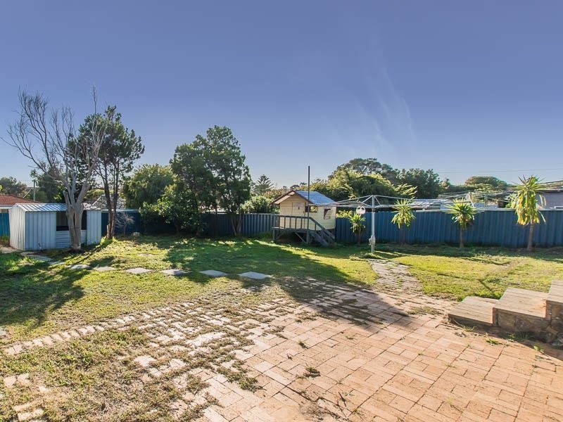 8 Claygate Rd, Hamilton Hill WA 6163