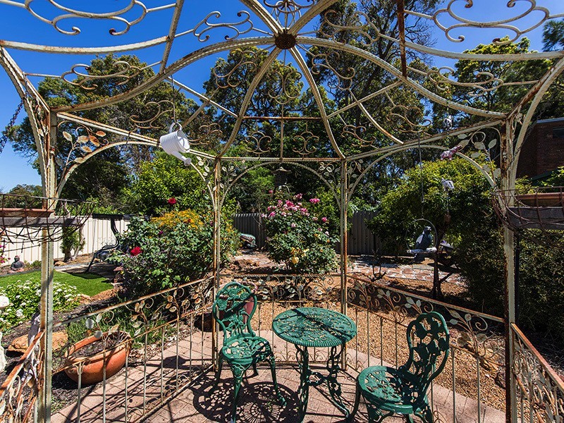 11 Shirley Rd, Walliston WA 6076