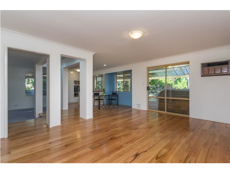 8 Fleetwood Cct, Woodvale WA 6026