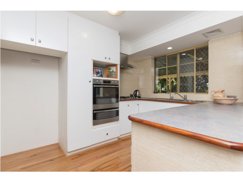 8 Fleetwood Cct, Woodvale WA 6026