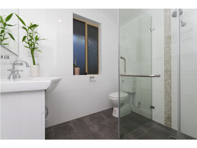 8 Fleetwood Cct, Woodvale WA 6026