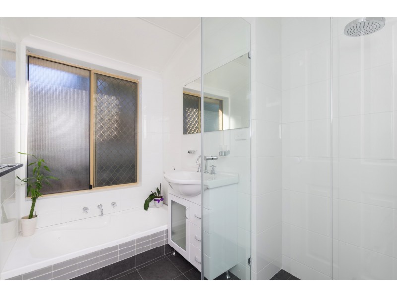 8 Fleetwood Cct, Woodvale WA 6026