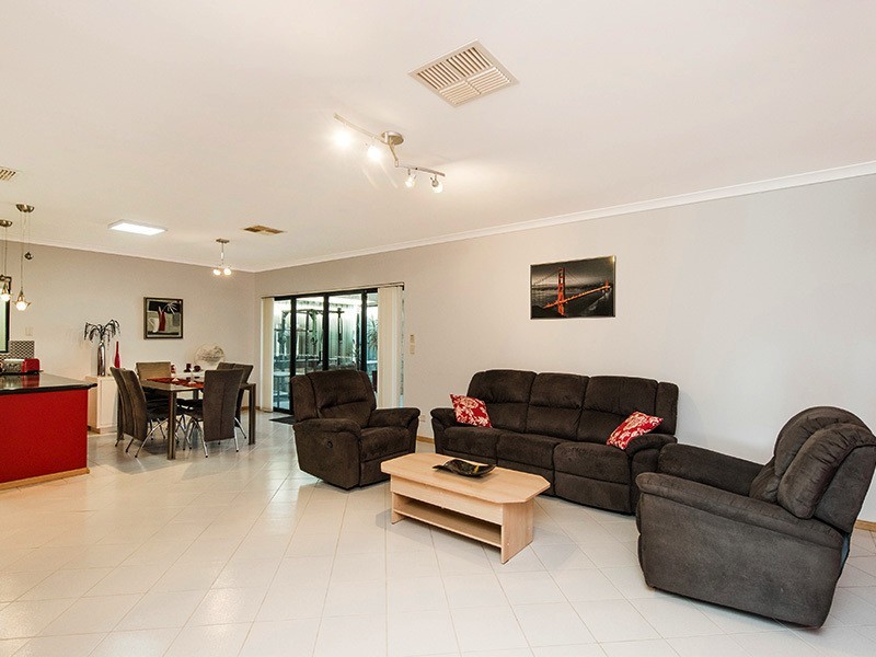 8 Pennine Pass, Merriwa WA 6030