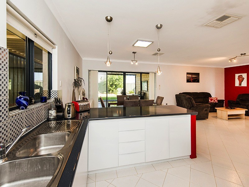 8 Pennine Pass, Merriwa WA 6030