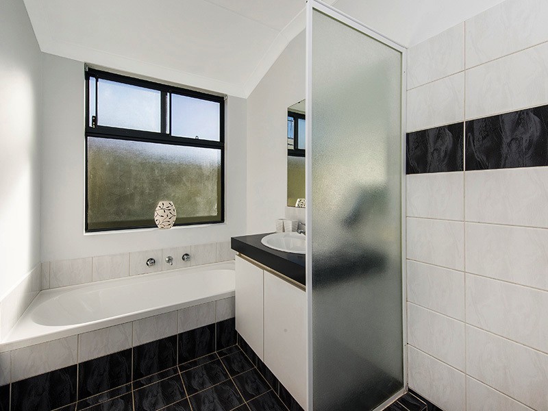 8 Pennine Pass, Merriwa WA 6030