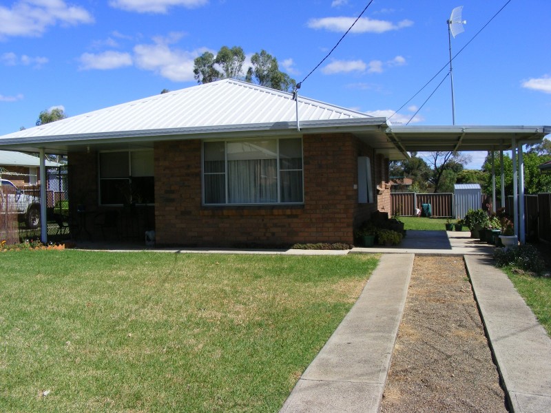 2/17 Davis Avenue, Gunnedah NSW 2380