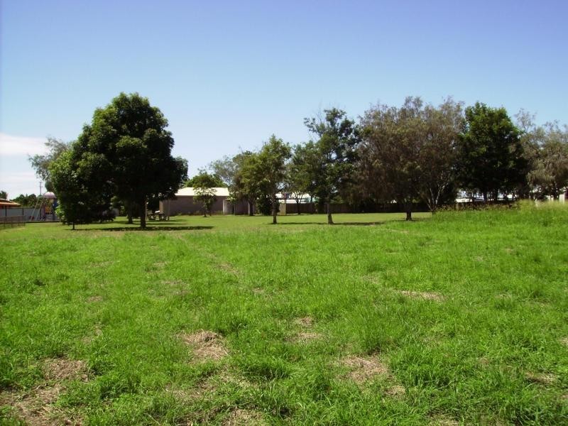 2 DICKINSON Street, Burnett Heads QLD 4670