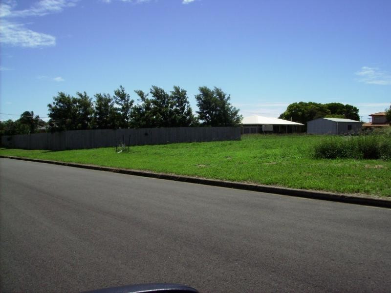 2 DICKINSON Street, Burnett Heads QLD 4670