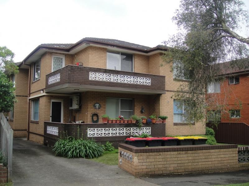 2/10 North Parade, Campsie NSW 2194