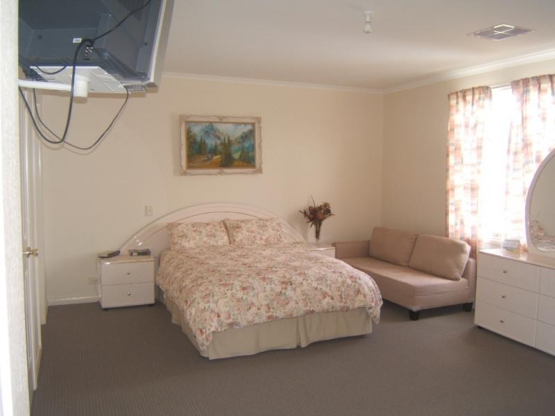 18 Queensborough Avenue, Hillcrest SA 5086