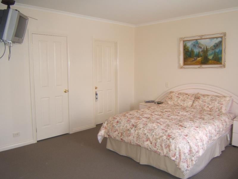 18 Queensborough Avenue, Hillcrest SA 5086