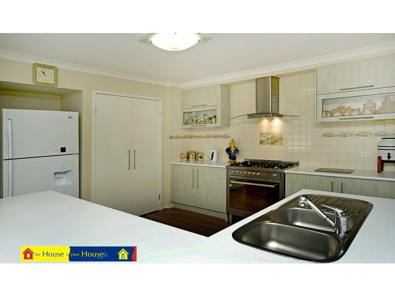 8 Hillary Circuit, Pacific Pines QLD 4211